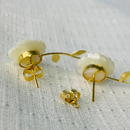 Brinco Flor Madrepérola 12x12mm - Ouro 18k