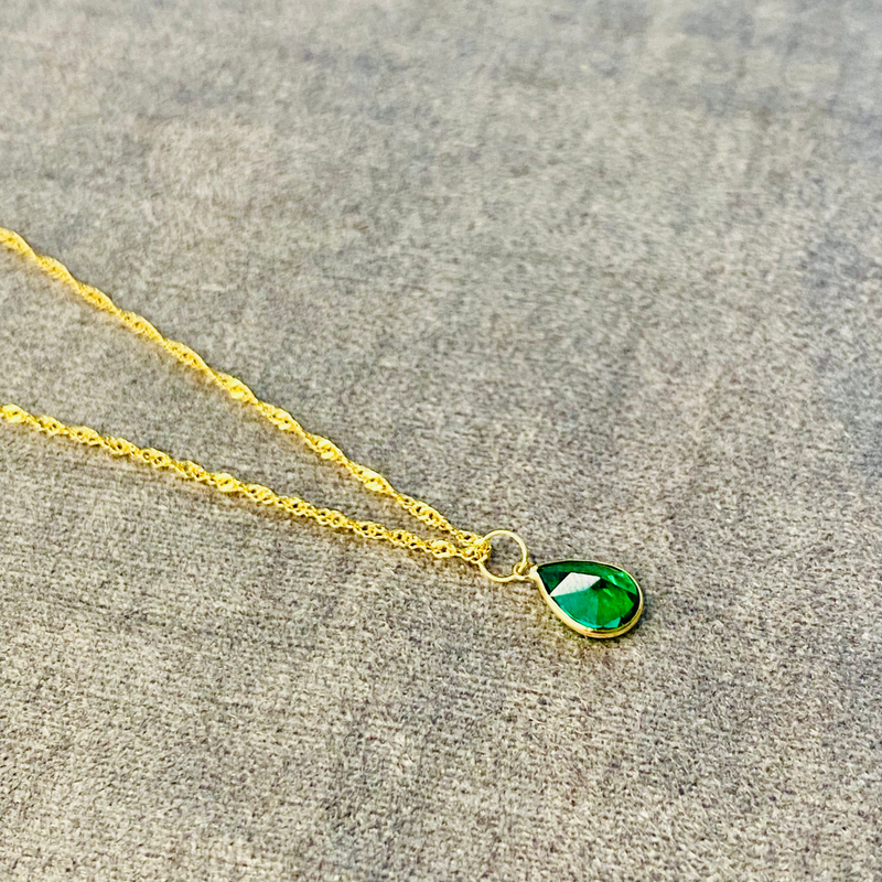 Pingente Simples Gota Nano Esmeralda - Ouro 18k